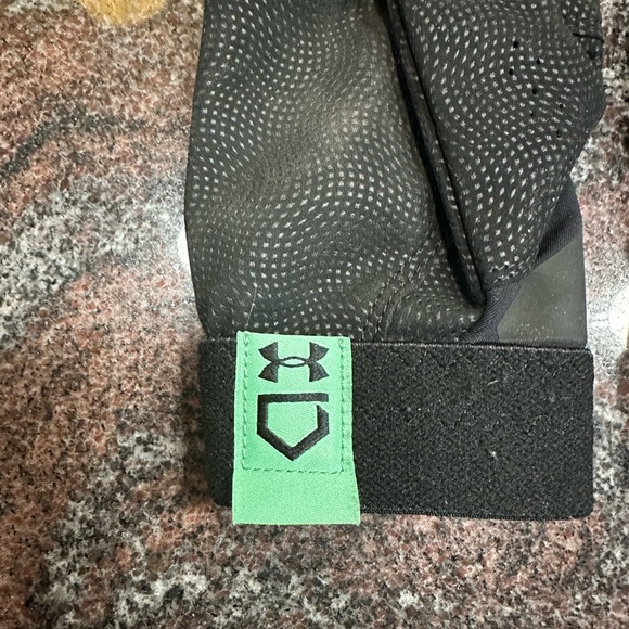 Women’s Under Armour radar batting gloves size xl - Picture 3 of 9